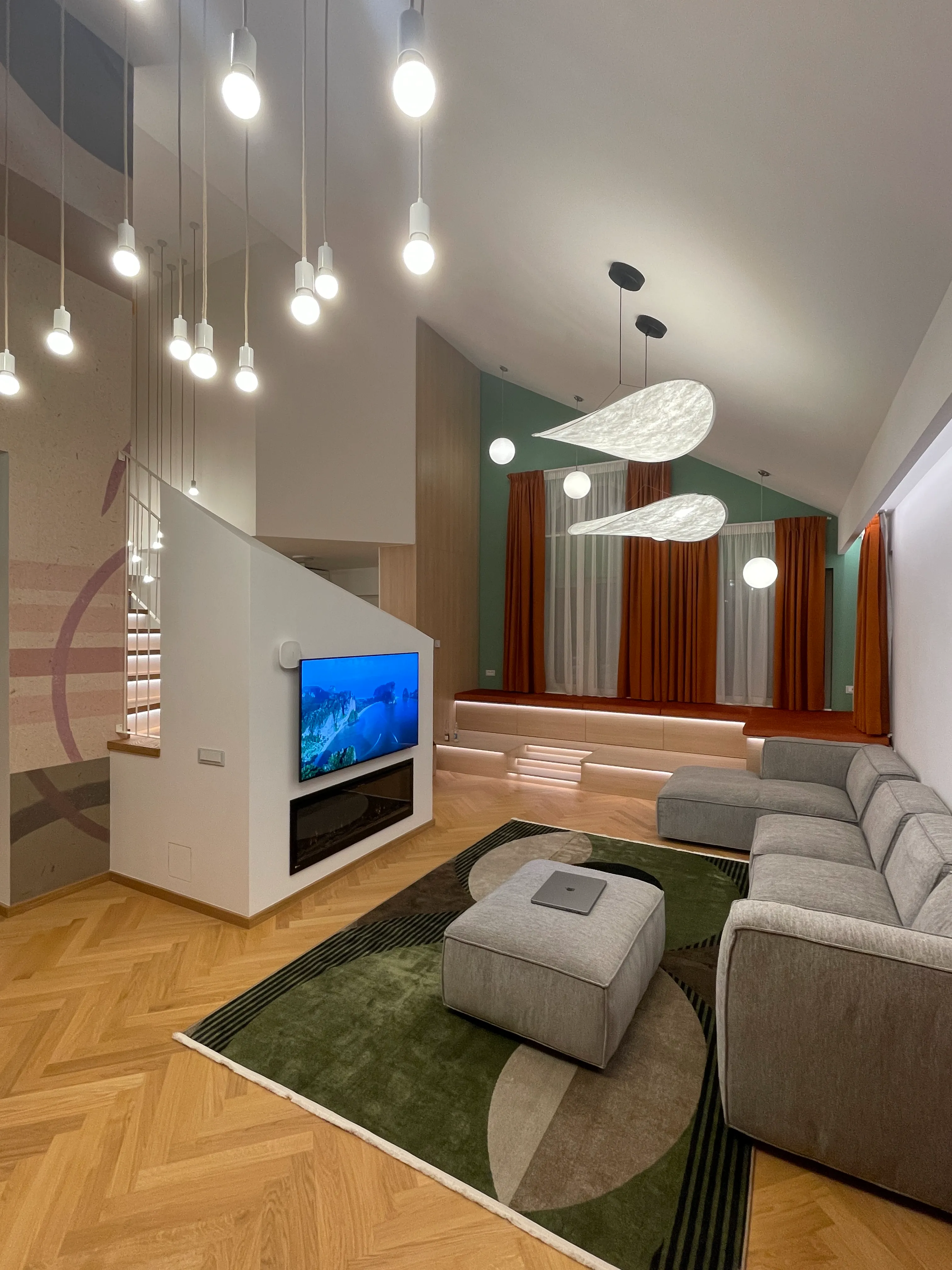 Dormitor matrimonial cu pat dublu și decor minimalist